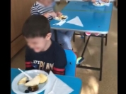 O educatoare lovește un copil pentru că refuză să taie fructe la grădiniță. VIDEO